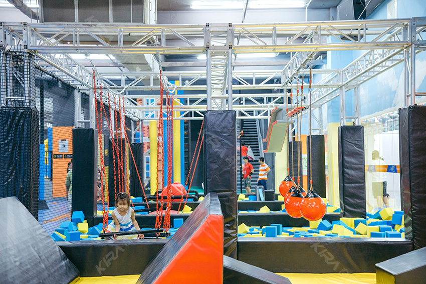 蹦床運動公園內的忍者道拓展